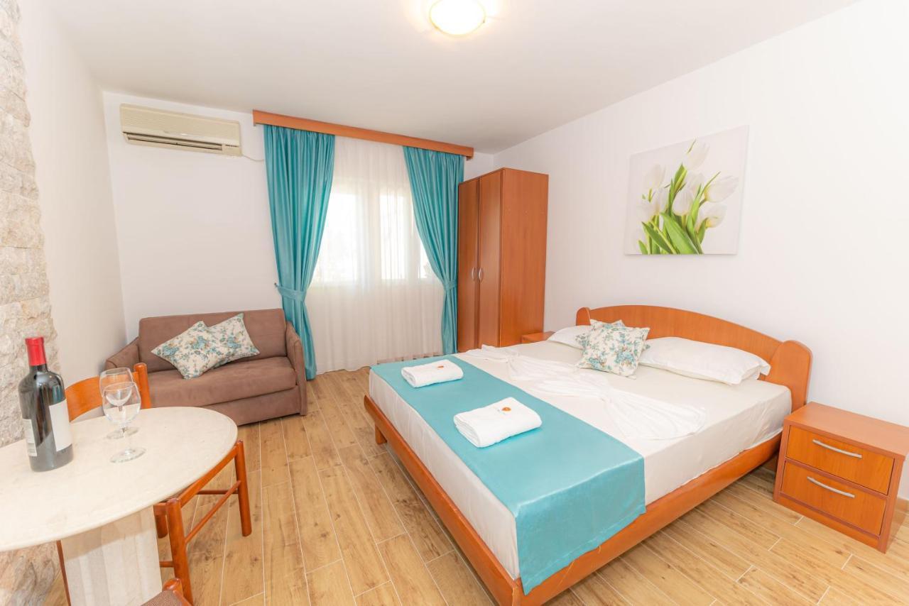 Guest House S-Lux Petrovac Exteriör bild