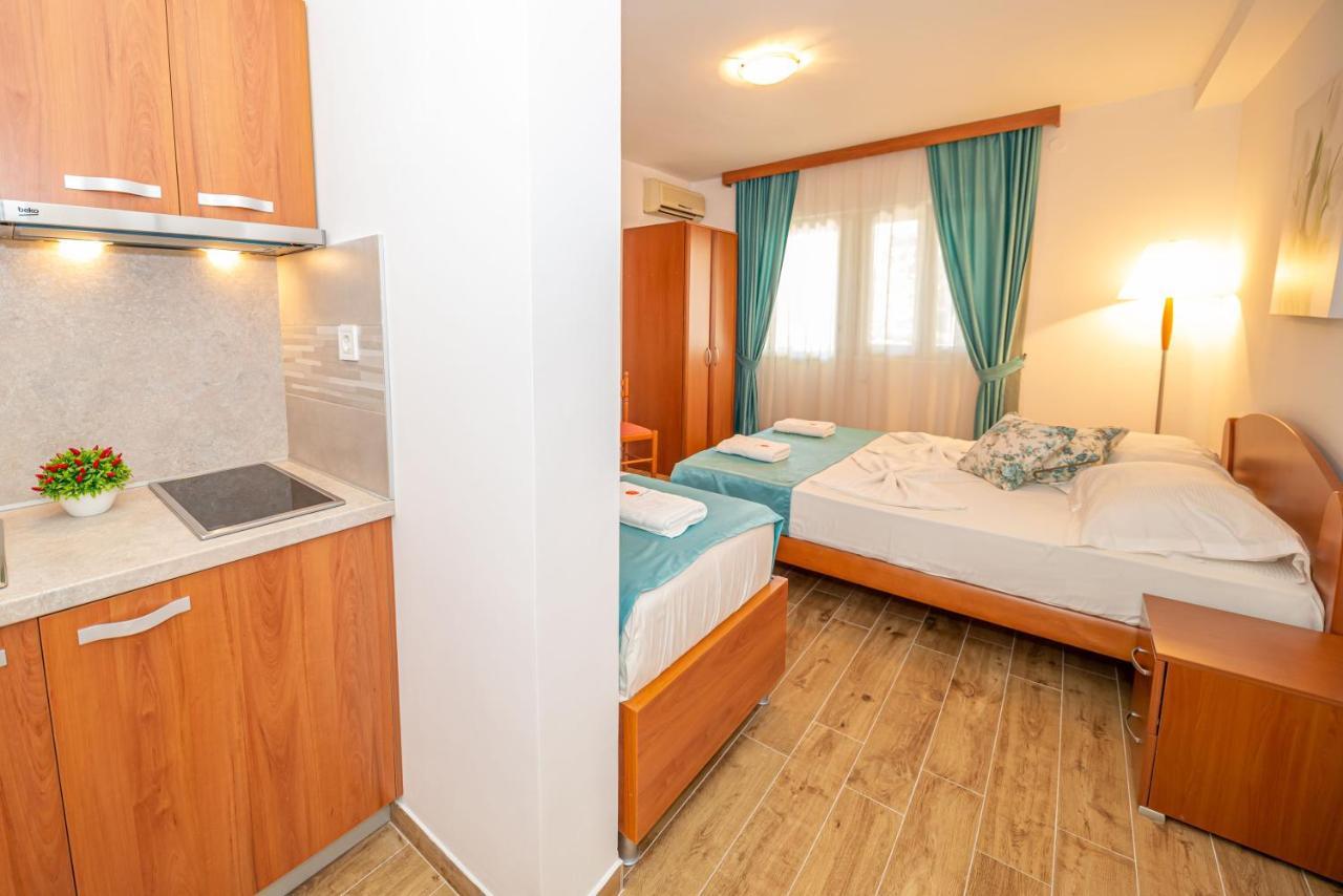 Guest House S-Lux Petrovac Exteriör bild
