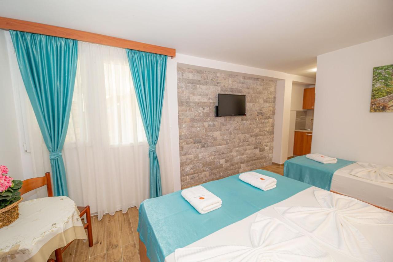 Guest House S-Lux Petrovac Exteriör bild