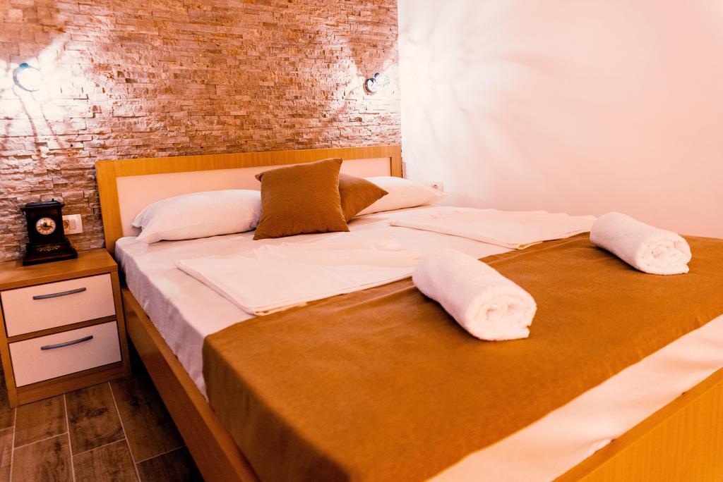Guest House S-Lux Petrovac Exteriör bild