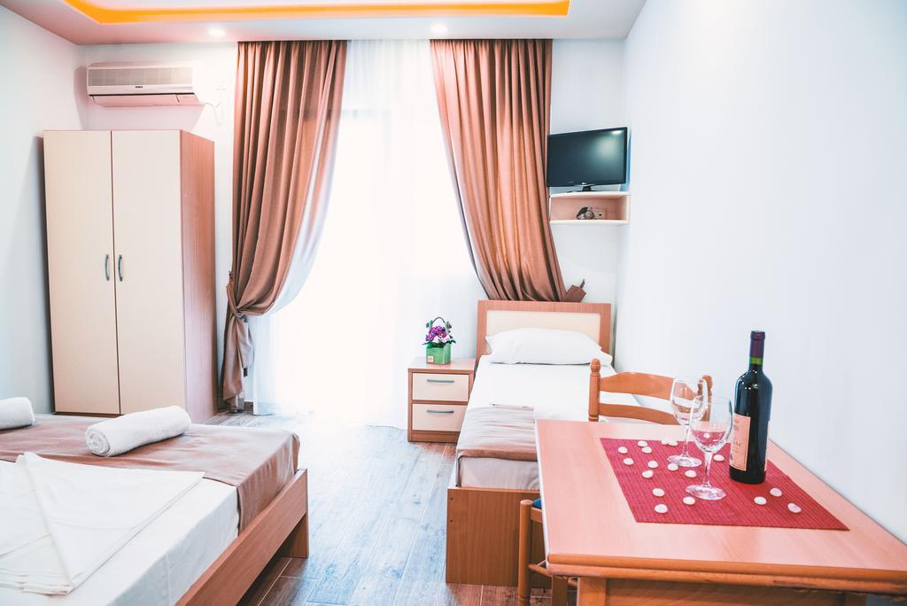 Guest House S-Lux Petrovac Exteriör bild